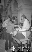 Czerwiec 1981, Warszawa, Polska.
I Walne Zebranie Delegatów NSZZ „Solidarność” Regionu Mazowsze w gmachu Politechniki Warszawskiej. Marek Miecznikowski wrzuca głos do urny. 
Fot. NN, zbiory Ośrodka KARTA/Independent Polish Agency (IPA) przekazał Józef Lebenbaum