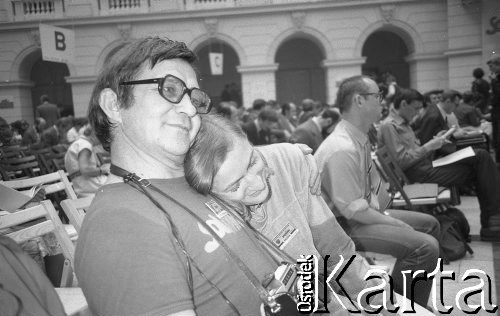 Czerwiec 1981, Warszawa, Polska.
I Walne Zebranie Delegatów NSZZ „Solidarność” Regionu Mazowsze w gmachu Politechniki Warszawskiej. Uczestnicy zgromadzenia, na pierwszym planie Jerzy Szporko i Joanna Jaraczewska (obecnie Joanna Onyszkiewicz), na drugim m.in. Zbigniew Romaszewski.
Fot. NN, zbiory Ośrodka KARTA/Independent Polish Agency (IPA) przekazał Józef Lebenbaum
