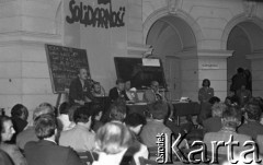 Czerwiec 1981, Warszawa, Polska.
I Walne Zebranie Delegatów NSZZ „Solidarność” Regionu Mazowsze w gmachu Politechniki Warszawskiej. Przemawia Jerzy Buława, za stołem siedzą od lewej: Bronisław Geremek, Antoni Fijałkowski, Tadeusz Matuszyk.
Fot. NN, zbiory Ośrodka KARTA/Independent Polish Agency (IPA) przekazał Józef Lebenbaum

