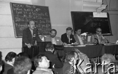 Czerwiec 1981, Warszawa, Polska.
I Walne Zebranie Delegatów NSZZ „Solidarność” Regionu Mazowsze w gmachu Politechniki Warszawskiej. Przemawia Jerzy Buława, za stołem siedzą od lewej: Bronisław Geremek, Antoni Fijałkowski, Tadeusz Matuszyk.
Fot. NN, zbiory Ośrodka KARTA/Independent Polish Agency (IPA) przekazał Józef Lebenbaum

