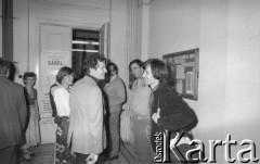 Czerwiec 1981, Warszawa, Polska.
I Walne Zebranie Delegatów NSZZ „Solidarność” Regionu Mazowsze w gmachu Politechniki Warszawskiej. W jasnej marynarce stoi Zbigniew Bujak, obok niego Andrzej Smirnow i Sergiusz Kowalski (z torbą), przy drzwiach Maria Zieleniec.
Fot. NN, zbiory Ośrodka KARTA/Independent Polish Agency (IPA) przekazał Józef Lebenbaum