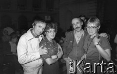 Czerwiec 1981, Warszawa, Polska.
I Walne Zebranie Delegatów NSZZ „Solidarność” Regionu Mazowsze w gmachu Politechniki Warszawskiej. Stoją od prawej: Julia Czarnecka, Andrzej Jordan, Krystyna Lityńska, NN.
Fot. NN, zbiory Ośrodka KARTA/Independent Polish Agency (IPA) przekazał Józef Lebenbaum