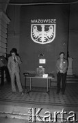 Czerwiec 1981, Warszawa, Polska.
I Walne Zebranie Delegatów NSZZ „Solidarność” Regionu Mazowsze w gmachu Politechniki Warszawskiej. Uczestnicy stoją obok puszki na datki, które są przeznaczone na sztandar i tablicę.
Fot. NN, zbiory Ośrodka KARTA/Independent Polish Agency (IPA) przekazał Józef Lebenbaum