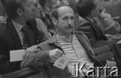 Czerwiec 1981, Warszawa, Polska.
I Walne Zebranie Delegatów NSZZ „Solidarność” Regionu Mazowsze w gmachu Politechniki Warszawskiej - uczestnik zgromadzenia, na pierwszym planie Andrzej Jordan.  
Fot. NN, zbiory Ośrodka KARTA/Independent Polish Agency (IPA) przekazał Józef Lebenbaum