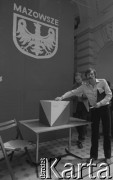 Czerwiec 1981, Warszawa, Polska.
I Walne Zebranie Delegatów NSZZ „Solidarność” Regionu Mazowsze w gmachu Politechniki Warszawskiej. Głosowanie - uczestnik wrzuca głos do urny.
Fot. NN, zbiory Ośrodka KARTA/Independent Polish Agency (IPA) przekazał Józef Lebenbaum