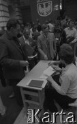 Czerwiec 1981, Warszawa, Polska.
I Walne Zebranie Delegatów NSZZ „Solidarność” Regionu Mazowsze w gmachu Politechniki Warszawskiej. Głosowanie.
Fot. NN, zbiory Ośrodka KARTA/Independent Polish Agency (IPA) przekazał Józef Lebenbaum