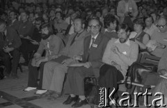 Czerwiec 1981, Warszawa, Polska.
I Walne Zebranie Delegatów NSZZ „Solidarność” Regionu Mazowsze w gmachu Politechniki Warszawskiej - uczestnicy zgromadzenia, w pierwszym rzędzie m.in. Ireneusz Kosmahl (2. z prawej) i Marek Miecznikowski (4. z prawej).
Fot. NN, zbiory Ośrodka KARTA/Independent Polish Agency (IPA) przekazał Józef Lebenbaum