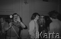 Czerwiec 1981, Warszawa, Polska.
I Walne Zebranie Delegatów NSZZ „Solidarność” Regionu Mazowsze w gmachu Politechniki Warszawskiej. Z kamerą stoi Sławomir Kretkowski, obok Konrad Bieliński, Ewa Kulik i Marek Kossakowski (tyłem).
Fot. NN, zbiory Ośrodka KARTA/Independent Polish Agency (IPA) przekazał Józef Lebenbaum