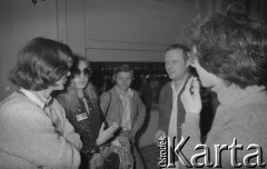 Czerwiec 1981, Warszawa, Polska.
I Walne Zebranie Delegatów NSZZ „Solidarność” Regionu Mazowsze w gmachu Politechniki Warszawskiej. Stoją od lewej: Konrad Bieliński, Ewa Kulik, NN, Adam Michnik i Marek Kossakowski. 
Fot. NN, zbiory Ośrodka KARTA/Independent Polish Agency (IPA) przekazał Józef Lebenbaum