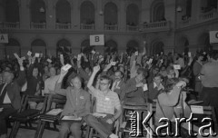 Czerwiec 1981, Warszawa, Polska.
I Walne Zebranie Delegatów NSZZ „Solidarność” Regionu Mazowsze w gmachu Politechniki Warszawskiej. Głosowanie.
Fot. NN, zbiory Ośrodka KARTA/Independent Polish Agency (IPA) przekazał Józef Lebenbaum
