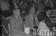 Czerwiec 1981, Warszawa, Polska.
I Walne Zebranie Delegatów NSZZ „Solidarność” Regionu Mazowsze w gmachu Politechniki Warszawskiej - uczestnicy zgromadzenia, z lewej Andrzej Grabiński, obok Stefan Kurowski, z tyłu Aleksander Małachowski.
Fot. NN, zbiory Ośrodka KARTA/Independent Polish Agency (IPA) przekazał Józef Lebenbaum
