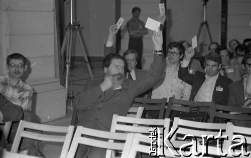 Czerwiec 1981, Warszawa, Polska.
I Walne Zebranie Delegatów NSZZ „Solidarność” Regionu Mazowsze w gmachu Politechniki Warszawskiej. Głosowanie, w pierwszym rzędzie siedzi Aleksander Małachowski, obok Ludwik Dorn, w drugim rzędzie m.in. Piotr Szczepański (2. z lewej) i Tadeusz Diem, za T. Diemem Henryk Supronowicz.
Fot. NN, zbiory Ośrodka KARTA/Independent Polish Agency (IPA) przekazał Józef Lebenbaum