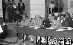 Czerwiec 1981, Warszawa, Polska.
I Walne Zebranie Delegatów NSZZ „Solidarność” Regionu Mazowsze w gmachu Politechniki Warszawskiej. Za stołem siedzą od lewej: Jacek Kuroń, Andrzej Grabiński, Antoni Macierewicz, Stefan Kurowski. 
Fot. NN, zbiory Ośrodka KARTA/Independent Polish Agency (IPA) przekazał Józef Lebenbaum