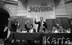 Czerwiec 1981, Warszawa, Polska.
I Walne Zebranie Delegatów NSZZ „Solidarność” Regionu Mazowsze w gmachu Politechniki Warszawskiej. Za stołem od prawej: Bronisław Geremek, Antoni Fijałkowski, Jerzy Wielec. 
Fot. NN, zbiory Ośrodka KARTA/Independent Polish Agency (IPA) przekazał Józef Lebenbaum