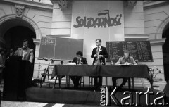 Czerwiec 1981, Warszawa, Polska.
I Walne Zebranie Delegatów NSZZ „Solidarność” Regionu Mazowsze w gmachu Politechniki Warszawskiej. Przemawia Tadeusz Matuszyk, za stołem siedzą od prawej: Bronisław Geremek, Antoni Fijałkowski, Jerzy Wielec. 
Fot. NN, zbiory Ośrodka KARTA/Independent Polish Agency (IPA) przekazał Józef Lebenbaum