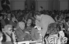 Czerwiec 1981, Warszawa, Polska.
I Walne Zebranie Delegatów NSZZ „Solidarność” Regionu Mazowsze w gmachu Politechniki Warszawskiej. Wśród uczestników zgromadzenia Aniela Steinsbergowa (z lewej), prof. Edward Lipiński (obok Steinsbergowej) i Jacek Kuroń (pochyla się).
Fot. NN, zbiory Ośrodka KARTA/Independent Polish Agency (IPA) przekazał Józef Lebenbaum