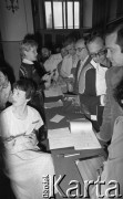 Czerwiec 1981, Warszawa, Polska.
I Walne Zebranie Delegatów NSZZ „Solidarność” Regionu Mazowsze w gmachu Politechniki Warszawskiej. Uczestnicy zjazdu podpisują listę przed wejściem do auli, z lewej stoi Barbara Sznajder. 
Fot. NN, zbiory Ośrodka KARTA/Independent Polish Agency (IPA) przekazał Józef Lebenbaum
