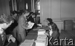 Czerwiec 1981, Warszawa, Polska.
I Walne Zebranie Delegatów NSZZ „Solidarność” Regionu Mazowsze w gmachu Politechniki Warszawskiej. Uczestnicy zjazdu odbierają 