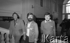 Czerwiec 1981, Warszawa, Polska. 
I Walne Zebranie Delegatów NSZZ „Solidarność” Regionu Mazowsze w gmachu Politechniki Warszawskiej. Uczestnicy zgromadzenia przed wejściem do auli głównej, z prawej Marek Hołuszko, w środku Marek Miecznikowski.
Fot. NN, zbiory Ośrodka KARTA/Independent Polish Agency (IPA) przekazał Józef Lebenbaum