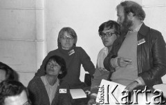 Czerwiec 1981, Warszawa, Polska.
I Walne Zebranie Delegatów NSZZ „Solidarność” Regionu Mazowsze w gmachu Politechniki Warszawskiej. Uczestnicy zgromadzenia, m.in.: Irena Lewandowska (na dole), Julia Czarnecka, Piotr Dąbrowski (2. z prawej).
Fot. NN, zbiory Ośrodka KARTA/Independent Polish Agency (IPA) przekazał Józef Lebenbaum