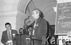 Czerwiec 1981, Warszawa, Polska.
I Walne Zebranie Delegatów NSZZ „Solidarność” Regionu Mazowsze w gmachu Politechniki Warszawskiej. Przemawia Maciej Madejski.
Fot. NN, zbiory Ośrodka KARTA/Independent Polish Agency (IPA) przekazał Józef Lebenbaum
