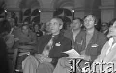 Czerwiec 1981, Warszawa, Polska.
I Walne Zebranie Delegatów NSZZ „Solidarność” Regionu Mazowsze w gmachu Politechniki Warszawskiej. W pierwszym rzędzie siedzą: Maciej Madejski, Mirosław Odorowski i Magdalena Petryńska.
Fot. NN, zbiory Ośrodka KARTA/Independent Polish Agency (IPA) przekazał Józef Lebenbaum