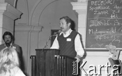 Czerwiec 1981, Warszawa, Polska.
I Walne Zebranie Delegatów NSZZ „Solidarność” Regionu Mazowsze w gmachu Politechniki Warszawskiej. Przemawia Janusz Onyszkiewicz.
Fot. NN, zbiory Ośrodka KARTA/Independent Polish Agency (IPA) przekazał Józef Lebenbaum