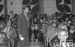 Czerwiec 1981, Warszawa, Polska.
I Walne Zebranie Delegatów NSZZ „Solidarność” Regionu Mazowsze w gmachu Politechniki Warszawskiej. Uczestnicy zgromadzenia słuchają przemówienia, z prawej w trzecim rzędzie siedzi Henryk Bąk, obok Anna Tymowska.
Fot. NN, zbiory Ośrodka KARTA/Independent Polish Agency (IPA) przekazał Józef Lebenbaum