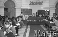 Czerwiec 1981, Warszawa, Polska.
I Walne Zebranie Delegatów NSZZ „Solidarność” Regionu Mazowsze w gmachu Politechniki Warszawskiej. Uczestnicy zebrania słuchają przemówienia Jerzego Wielca. Przy stole od prawej Zbigniew Janas i Antoni Fijałkowski. Pierwszy po prawej stronie siedzi Jan Olszewski, w tle - Janusz Onyszkiewicz rozmawia z Bronisławem Geremkiem. 
Fot. NN, zbiory Ośrodka KARTA/Independent Polish Agency (IPA) przekazał Józef Lebenbaum