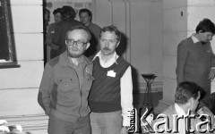 Czerwiec 1981, Warszawa, Polska.
I Walne Zebranie Delegatów NSZZ „Solidarność” Regionu Mazowsze w gmachu Politechniki Warszawskiej. Uczestnicy zgromadzenia, na zdjęciu Janusz Grzelak i Janusz Onyszkiewicz (w białej koszuli).
Fot. NN, zbiory Ośrodka KARTA/Independent Polish Agency (IPA) przekazał Józef Lebenbaum