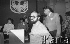 Czerwiec 1981, Warszawa, Polska.
I Walne Zebranie Delegatów NSZZ „Solidarność” Regionu Mazowsze w gmachu Politechniki Warszawskiej. Uczestnicy zgromadzenia wrzucają głosy do urny; na pierwszym planie Ryszard Bugaj. 3. od lewej - Antoni Macierewicz, 2. od prawej - Jan Olszewski. 
Fot. NN, zbiory Ośrodka KARTA/Independent Polish Agency (IPA) przekazał Józef Lebenbaum