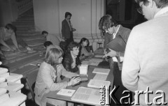 Czerwiec 1981, Warszawa, Polska.
I Walne Zebranie Delegatów NSZZ „Solidarność” Regionu Mazowsze w gmachu Politechniki Warszawskiej - przedstawiciele Biura Informacji Prasowej NSZZ 