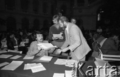 Czerwiec 1981, Warszawa, Polska.
I Walne Zebranie Delegatów NSZZ „Solidarność” Regionu Mazowsze w gmachu Politechniki Warszawskiej. Siedzi Jacek Szymanderski, obok stoi Bronisław Geremek. 
Fot. NN, zbiory Ośrodka KARTA/Independent Polish Agency (IPA) przekazał Józef Lebenbaum