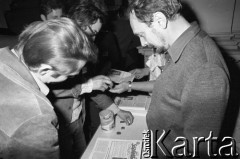 Czerwiec 1981, Warszawa, Polska.
I Walne Zebranie Delegatów NSZZ „Solidarność” Regionu Mazowsze w gmachu Politechniki Warszawskiej. Uczestnicy kupują 