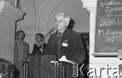 Czerwiec 1981, Warszawa, Polska.
I Walne Zebranie Delegatów NSZZ „Solidarność” Regionu Mazowsze w gmachu Politechniki Warszawskiej. Przemawia Jan Józef Lipski.
Fot. NN, zbiory Ośrodka KARTA/Independent Polish Agency (IPA) przekazał Józef Lebenbaum