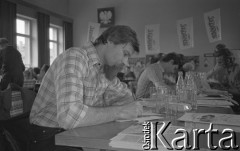 1981, Warszawa, Polska.
Siedziba NSZZ „Solidarność” Regionu Mazowsze przy ul. Mokotowskiej 16/20. Szkolenie, na pierwszym planie Jacek Knap.
Fot. NN, zbiory Ośrodka KARTA/Independent Polish Agency (IPA) przekazał Józef Lebenbaum