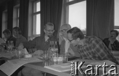 1981, Warszawa, Polska.
Siedziba NSZZ „Solidarność” Regionu Mazowsze przy ul. Mokotowskiej 16/20. Szkolenie, siedzą od prawej: Stefan Kawalec, Tadeusz Kłopotowski i Seweryn Jaworski.
Fot. NN, zbiory Ośrodka KARTA/Independent Polish Agency (IPA) przekazał Józef Lebenbaum