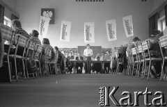 1981, Warszawa, Polska.
Szkolenie w siedzibie NSZZ „Solidarność” Regionu Mazowsze przy ul. Mokotowskiej 16/20. Przemawia Zbigniew Bujak. Nad uczestnikami zgromadzenia rozwieszone zostały transparenty Solidarności.
Fot. NN, zbiory Ośrodka KARTA/Independent Polish Agency (IPA) przekazał Józef Lebenbaum