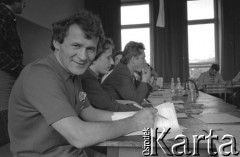 1981, Warszawa, Polska.
Szkolenie w siedzibie NSZZ „Solidarność” Regionu Mazowsze przy ul. Mokotowskiej 16/20. Na pierwszym planie Henryk Wujec, obok niego siedzi Jacek Wójcik.
Fot. NN, zbiory Ośrodka KARTA/Independent Polish Agency (IPA) przekazał Józef Lebenbaum