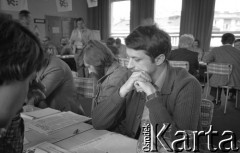 1981, Warszawa, Polska.
Szkolenie w siedzibie NSZZ „Solidarność” Regionu Mazowsze przy ul. Mokotowskiej 16/20, na pierwszym planie Paweł Niezgodzki, obok Marek Miecznikowski.
Fot. NN, zbiory Ośrodka KARTA/Independent Polish Agency (IPA) przekazał Józef Lebenbaum