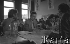 1981, Warszawa, Polska.
Szkolenie w siedzibie NSZZ „Solidarność” Regionu Mazowsze przy ul. Mokotowskiej 16/20. 1. z lewej siedzi Marek Kulerski, obok Wiktor Kulerski.
Fot. NN, zbiory Ośrodka KARTA/Independent Polish Agency (IPA) przekazał Józef Lebenbaum