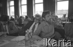 1981, Warszawa, Polska.
Szkolenie w siedzibie NSZZ „Solidarność” Regionu Mazowsze przy ul. Mokotowskiej 16/20. W środku siedzą Marek Kulerski (z prawej) i Romuald Kukułowicz.
Fot. NN, zbiory Ośrodka KARTA/Independent Polish Agency (IPA) przekazał Józef Lebenbaum