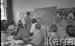 1981, Warszawa, Polska.
Szkolenie w siedzibie NSZZ „Solidarność” Regionu Mazowsze przy ul. Mokotowskiej 16/20. Przy tablicy stoi Włodzmierz Pańków.
Fot. NN, zbiory Ośrodka KARTA/Independent Polish Agency (IPA) przekazał Józef Lebenbaum