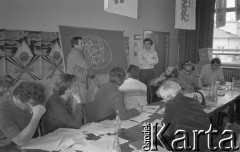 1981, Warszawa, Polska.
Szkolenie w siedzibie NSZZ „Solidarność” Regionu Mazowsze przy ul. Mokotowskiej 16/20. Przy tablicy stoją Włodzimierz Pańków (z lewej) i Zbigniew Bujak; siedzą od lewej: Henryk Wujec, Jacek Wójcik, NN, NN, Łukasz Abgarowicz, Henryk Bąk; tyłem z prawej Jan Józef Lipski. 
Fot. NN, zbiory Ośrodka KARTA/Independent Polish Agency (IPA) przekazał Józef Lebenbaum