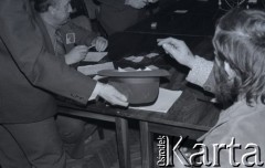 Przed 12.01.1981, Ustrzyki Dolne, Polska.
Sala konferencyjna Urzędu Miasta i Gminy, strajk okupacyjny rolników. Głosowanie.
Fot. Lech Ścibor-Rylski, zbiory Ośrodka KARTA/Independent Polish Agency (IPA) przekazał Józef Lebenbaum