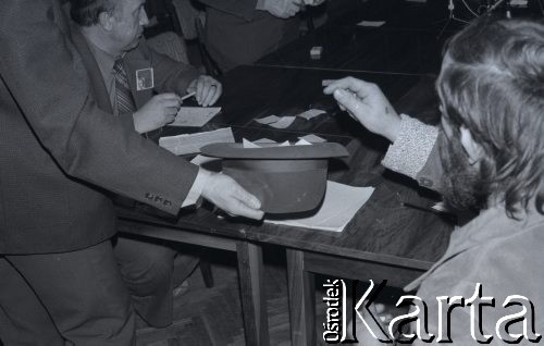 Przed 12.01.1981, Ustrzyki Dolne, Polska.
Sala konferencyjna Urzędu Miasta i Gminy, strajk okupacyjny rolników. Głosowanie.
Fot. Lech Ścibor-Rylski, zbiory Ośrodka KARTA/Independent Polish Agency (IPA) przekazał Józef Lebenbaum