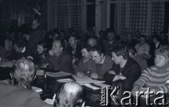6-8.01.1981, Ustrzyki Dolne, Polska. 
Sala konferencyjna Urzędu Miasta i Gminy. Rozmowy komisji rządowej ze strajkującymi rolnikami. Przy stole siedzą m.in. Wieńczysław Nowacki (2. z lewej) i Antoni Wojnarowicz (4. z lewej).
Fot. Lech Ścibor-Rylski, zbiory Ośrodka KARTA/Independent Polish Agency (IPA) przekazał Józef Lebenbaum