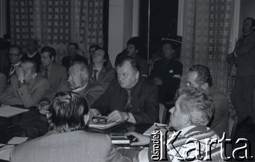 6-8.01.1981, Ustrzyki Dolne, Polska. 
Sala konferencyjna Urzędu Miasta i Gminy. Rozmowy komisji rządowej ze strajkującymi rolnikami. Na zdjęciu uczestnicy rozmów.
Fot. Lech Ścibor-Rylski, zbiory Ośrodka KARTA/Independent Polish Agency (IPA) przekazał Józef Lebenbaum