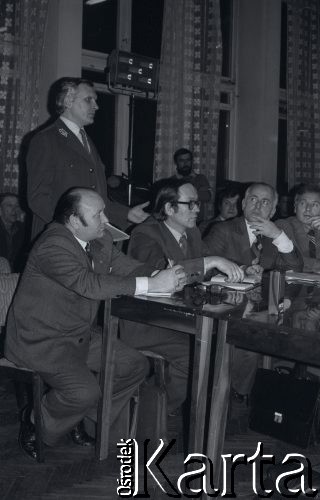 6-8.01.1981, Ustrzyki Dolne, Polska. 
Sala konferencyjna Urzędu Miasta i Gminy. Rozmowy komisji rządowej ze strajkującymi rolnikami. Na zdjęciu uczestnicy rozmów.
Fot. Lech Ścibor-Rylski, zbiory Ośrodka KARTA/Independent Polish Agency (IPA) przekazał Józef Lebenbaum