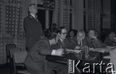 6-8.01.1981, Ustrzyki Dolne, Polska. 
Sala konferencyjna Urzędu Miasta i Gminy. Rozmowy komisji rządowej ze strajkującymi rolnikami. Na zdjęciu uczestnicy rozmów.
Fot. Lech Ścibor-Rylski, zbiory Ośrodka KARTA/Independent Polish Agency (IPA) przekazał Józef Lebenbaum